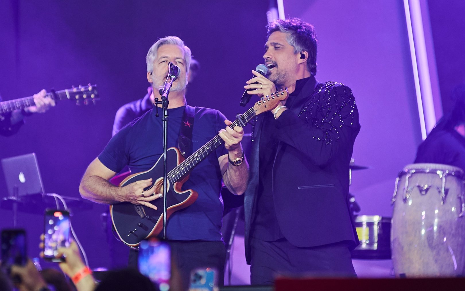 Victor e Leo se apresentam no palco da Festa do Peão de Barretos — Foto: Érico Andrade/g1
