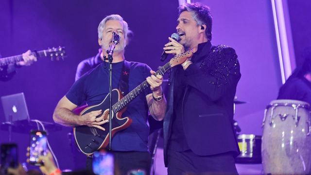 Victor e Leo se apresentam no palco da Festa do Peão de Barretos — Foto: Érico Andrade/g1