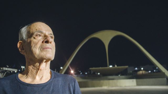 Ney Matogrosso na Praça da Apoteose, cartão-postal do Carnaval carioca, no take inicial do filme 'Ney por trás das máscaras', de Esmir Filho — Foto: Divulgação