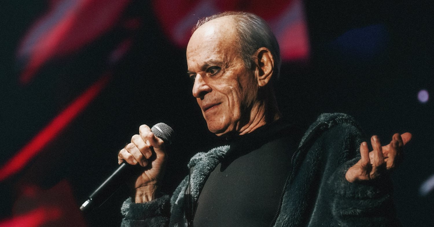 Ney Matogrosso passa por cirurgia e adia show