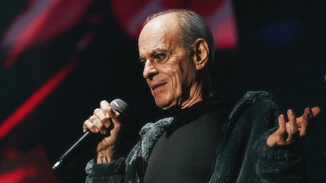 Ney Matogrosso passa por cirurgia e adia show