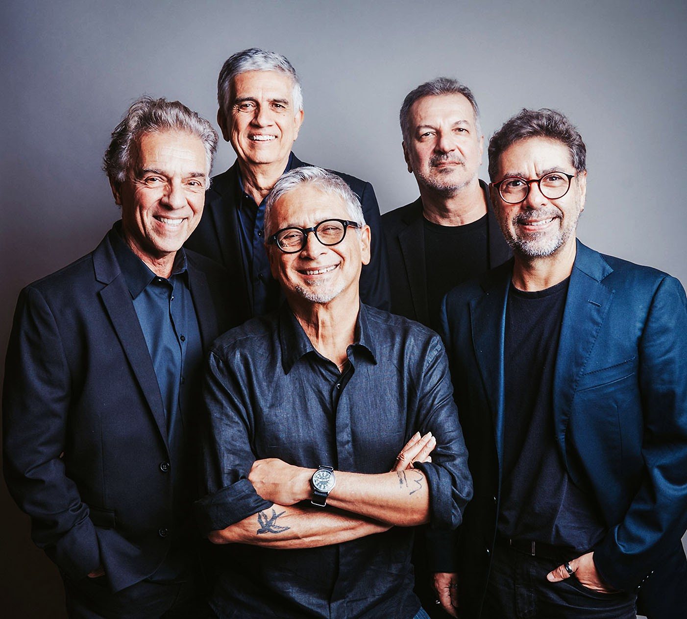 Zé Renato (de braços cruzados) dá voz a músicas de Tom Jobim (1927 – 1994) com Newton Mendonça (1927 – 1060) em show com o grupo Conexão Rio — Foto: Divulgação