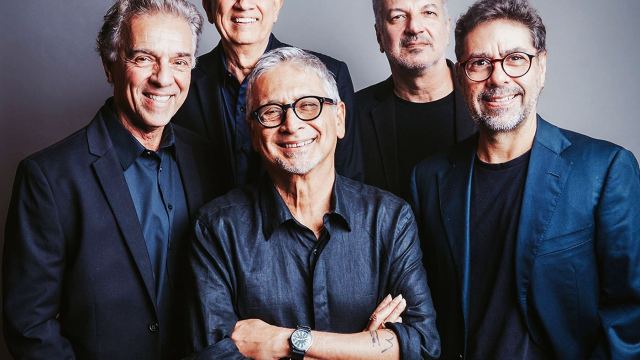 Zé Renato (de braços cruzados) dá voz a músicas de Tom Jobim (1927 – 1994) com Newton Mendonça (1927 – 1060) em show com o grupo Conexão Rio — Foto: Divulgação