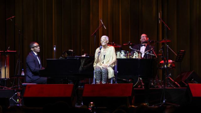 Dionne Warwick se despede dos palcos no Rio com clássicos da carreira e homenagem à música brasileira