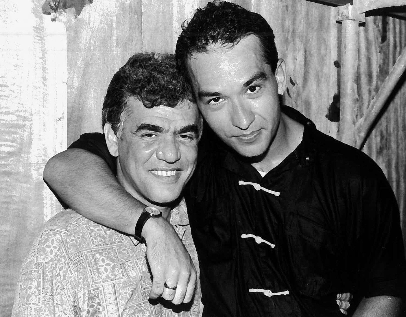 Jorge Davidson posa com Herbert Vianna, vocalista e guitarrista dos Paralamas do Sucesso, banda que indicou para a gravadora EMI em 1983 — Foto: Arquivo pessoal Jorge Davidson