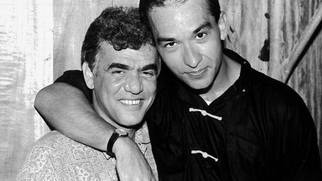 Jorge Davidson posa com Herbert Vianna, vocalista e guitarrista dos Paralamas do Sucesso, banda que indicou para a gravadora EMI em 1983 — Foto: Arquivo pessoal Jorge Davidson