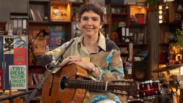 Tiny Desk Brasil anuncia episódio com Adriana Calcanhotto, que canta clássicos de forma mais intimista